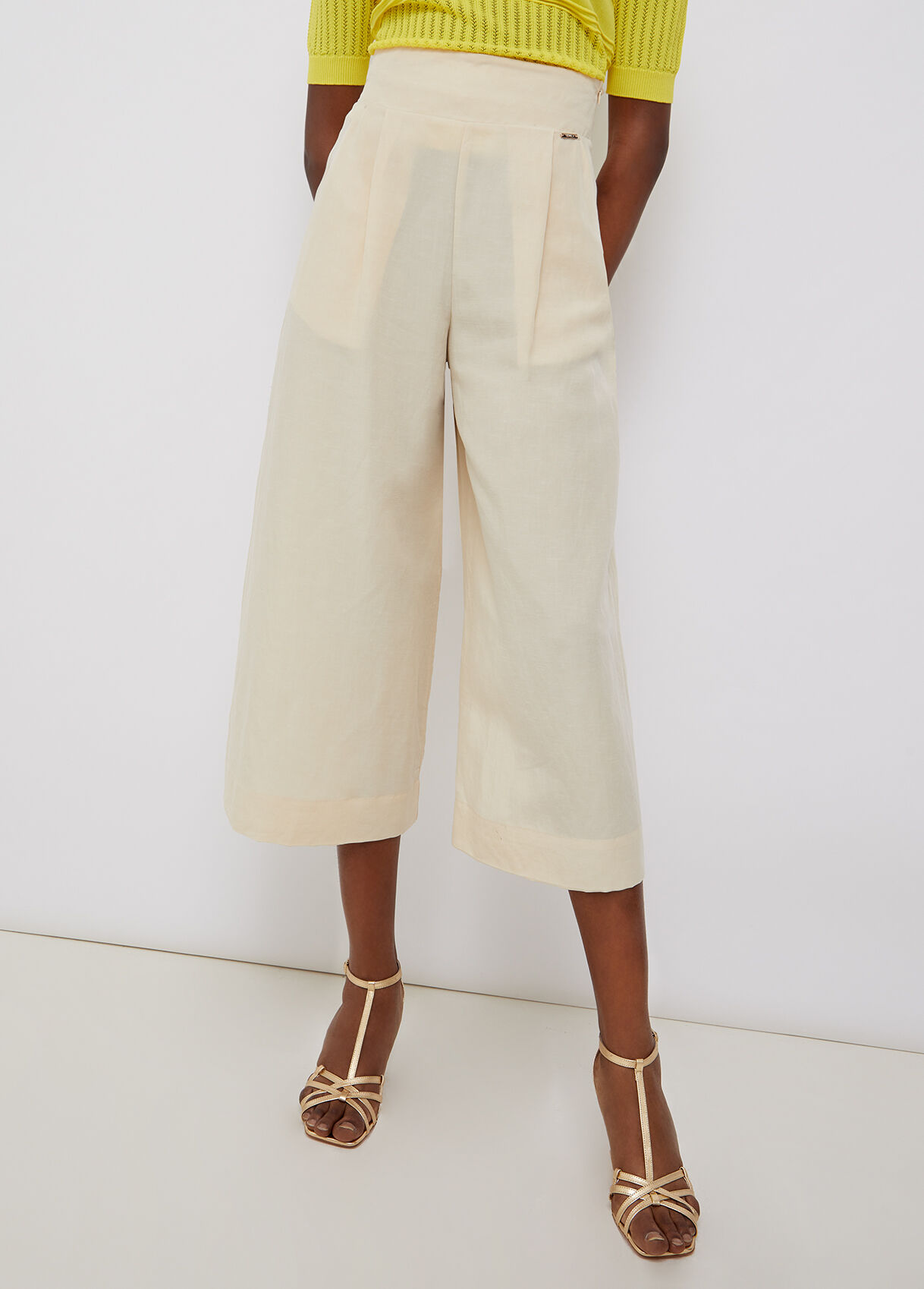 Pantaloni donna: alla caviglia, a palazzo, eleganti o casual | LIU JO