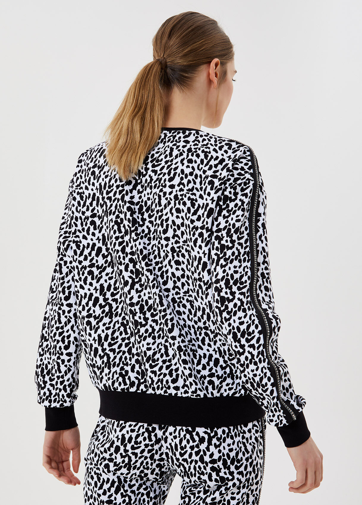 sweatshirt with animal print