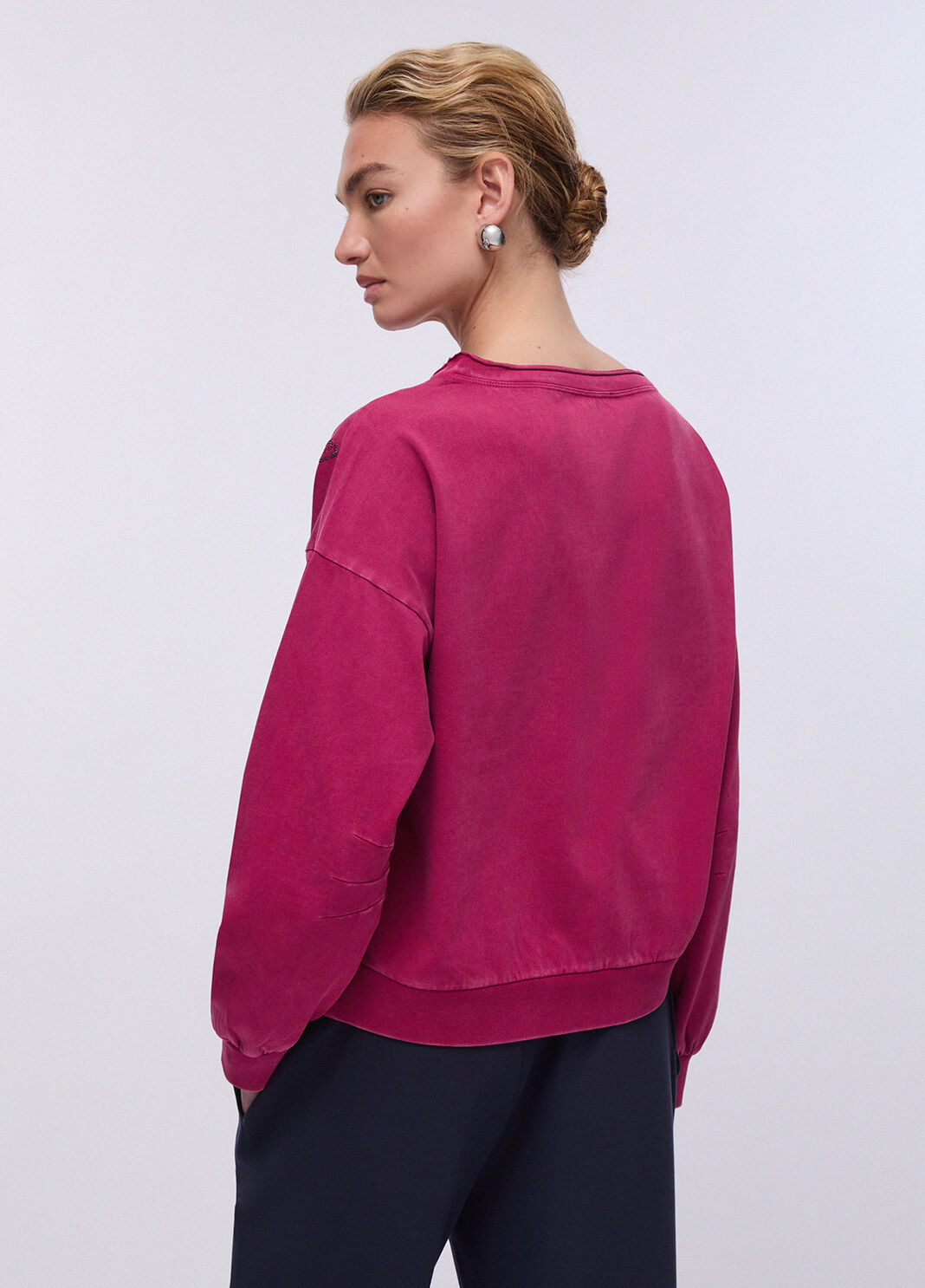 Felpa in jersey d&eacute;lav&eacute; con logo rosso Liu Jo - large image number 1