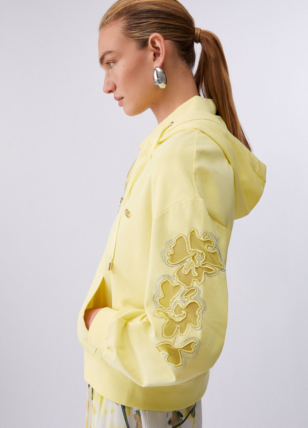 Sweatshirt mit Blumenstickereien Gelb Liu Jo - large image number 4