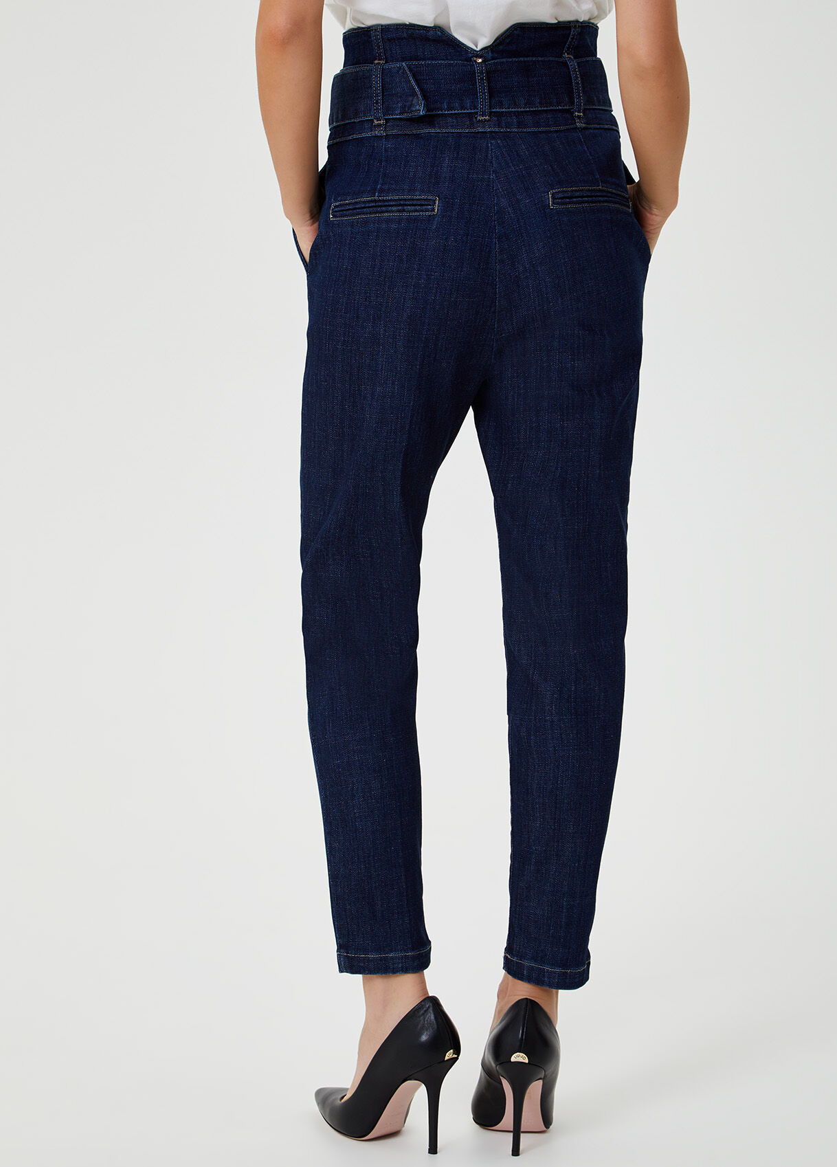 Carrot jeans with belt
