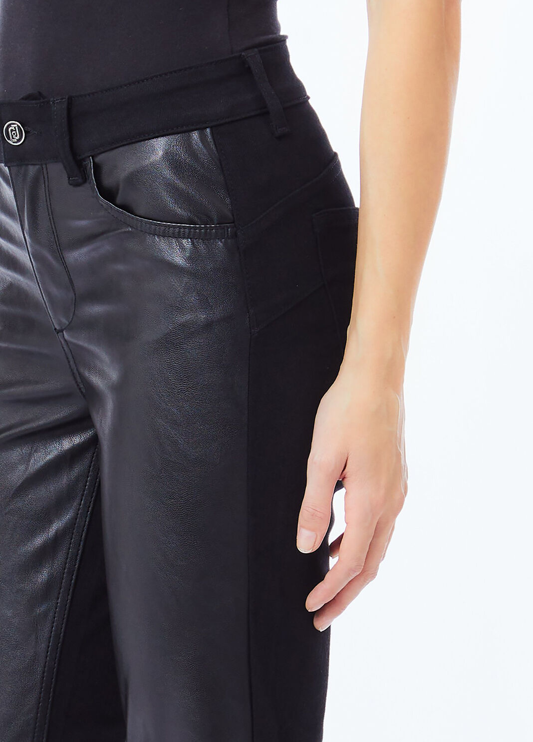 Pantal&oacute;n de tejido revestido negro Liu Jo - large image number 2