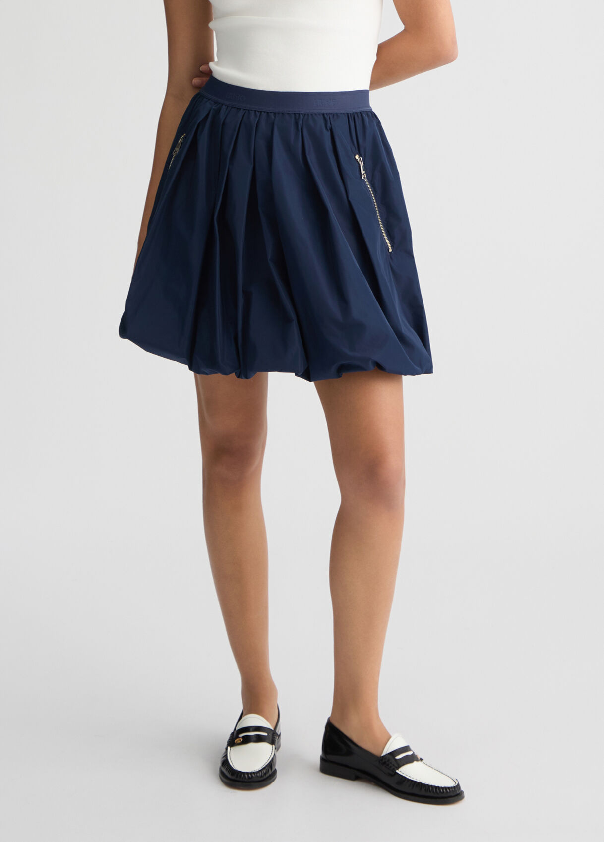 Short Skirts: Smart, Full, Large and High-waisted Skirts