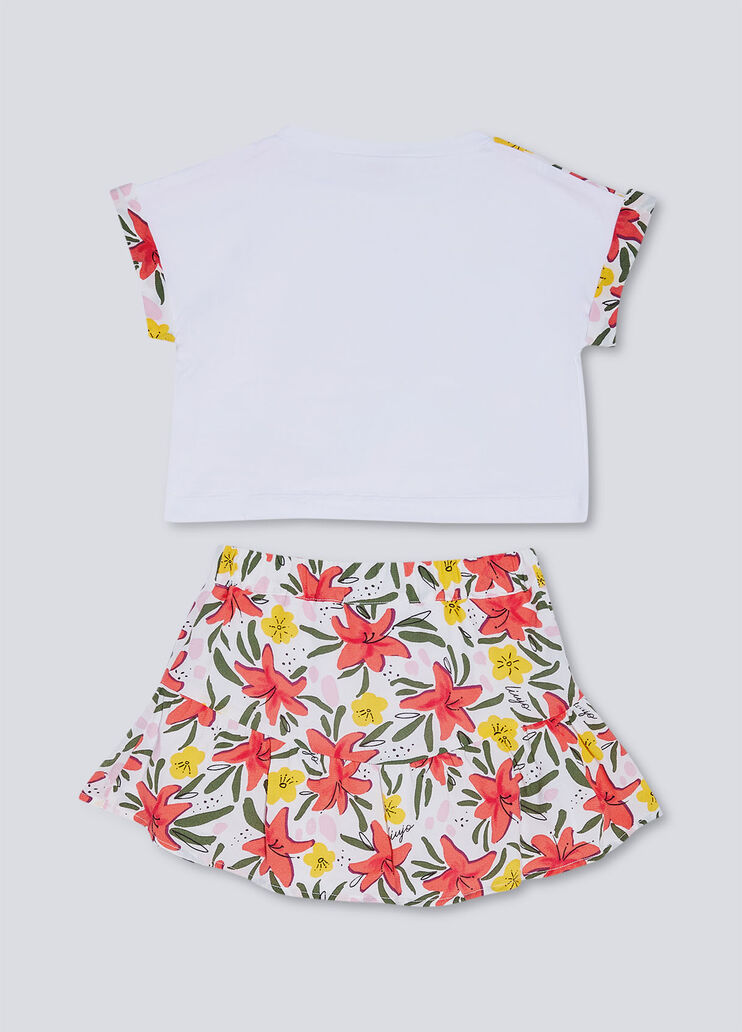 Tshirt and skirt outfit