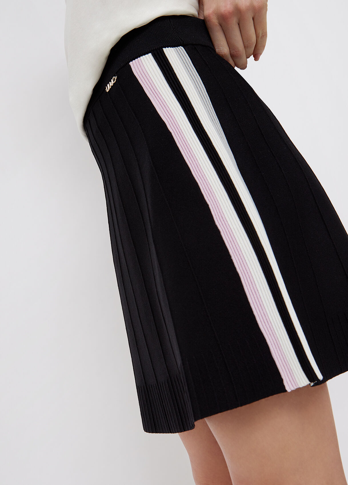 Gonne corte: eleganti, a ruota, ampie, a vita alta | shop online LIU JO