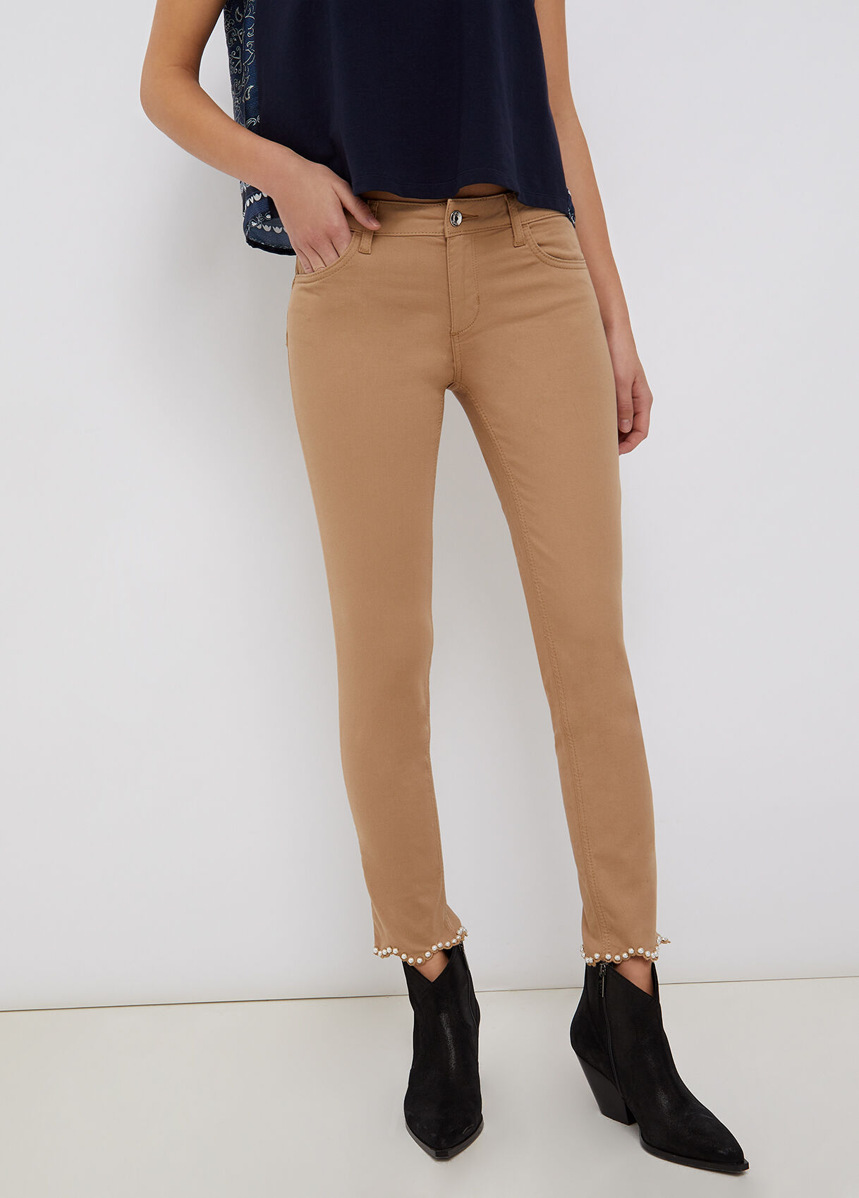 Skinny trousers with appliqués