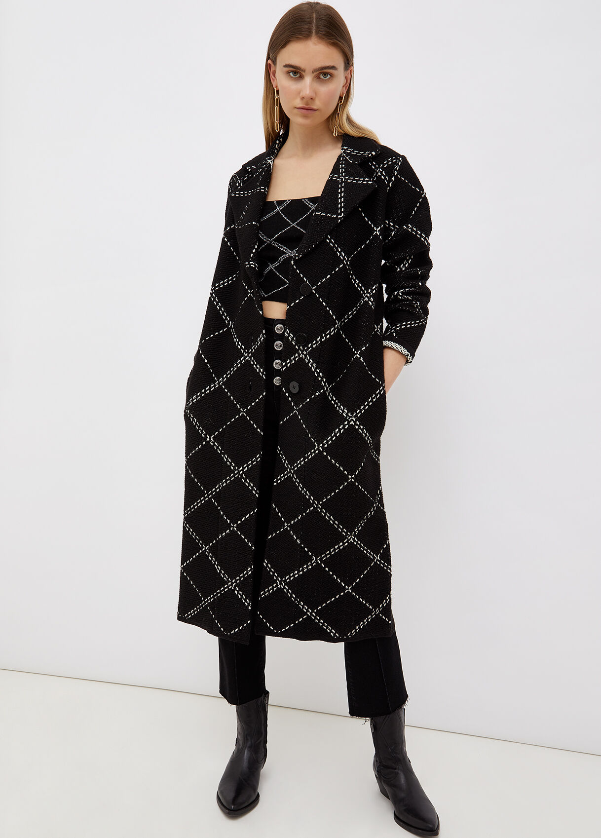 cappotto bianco e nero