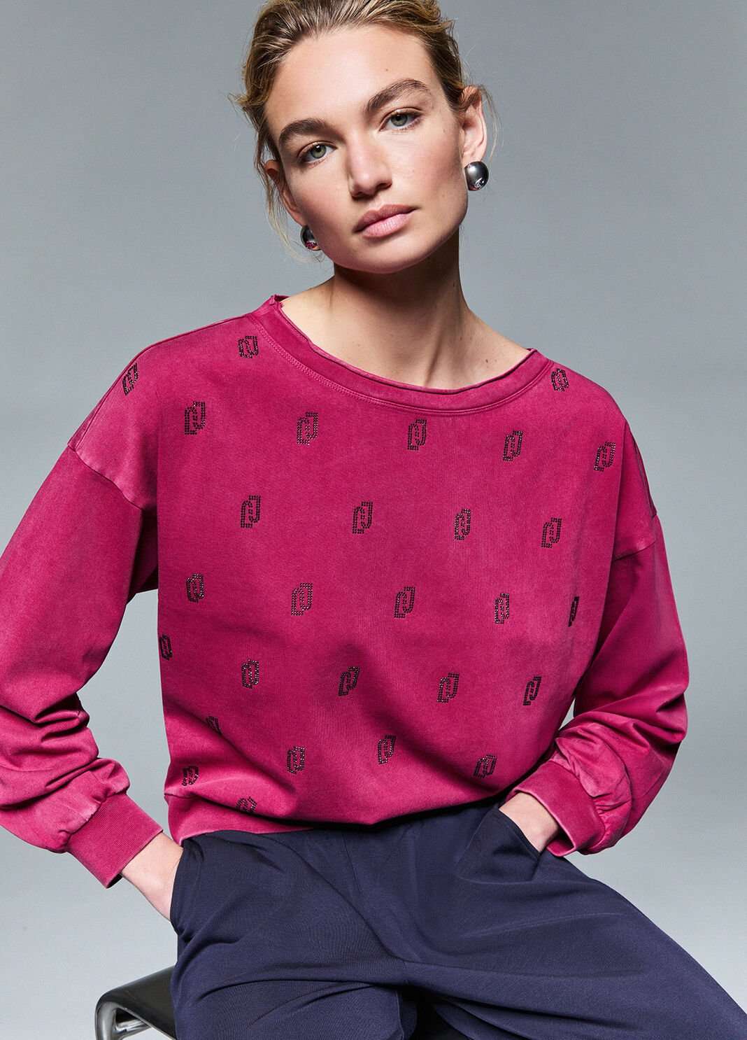 Felpa in jersey d&eacute;lav&eacute; con logo rosso Liu Jo - large image number 0