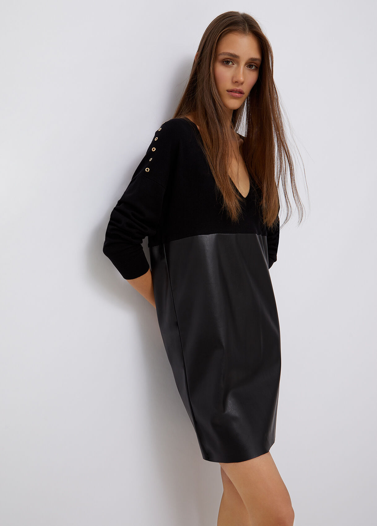Vestito in maglia con borchie
