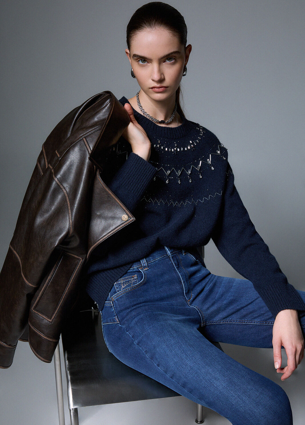 Pull en laine avec broderies bijoux bleu fonc&eacute; Liu Jo - large image number 2