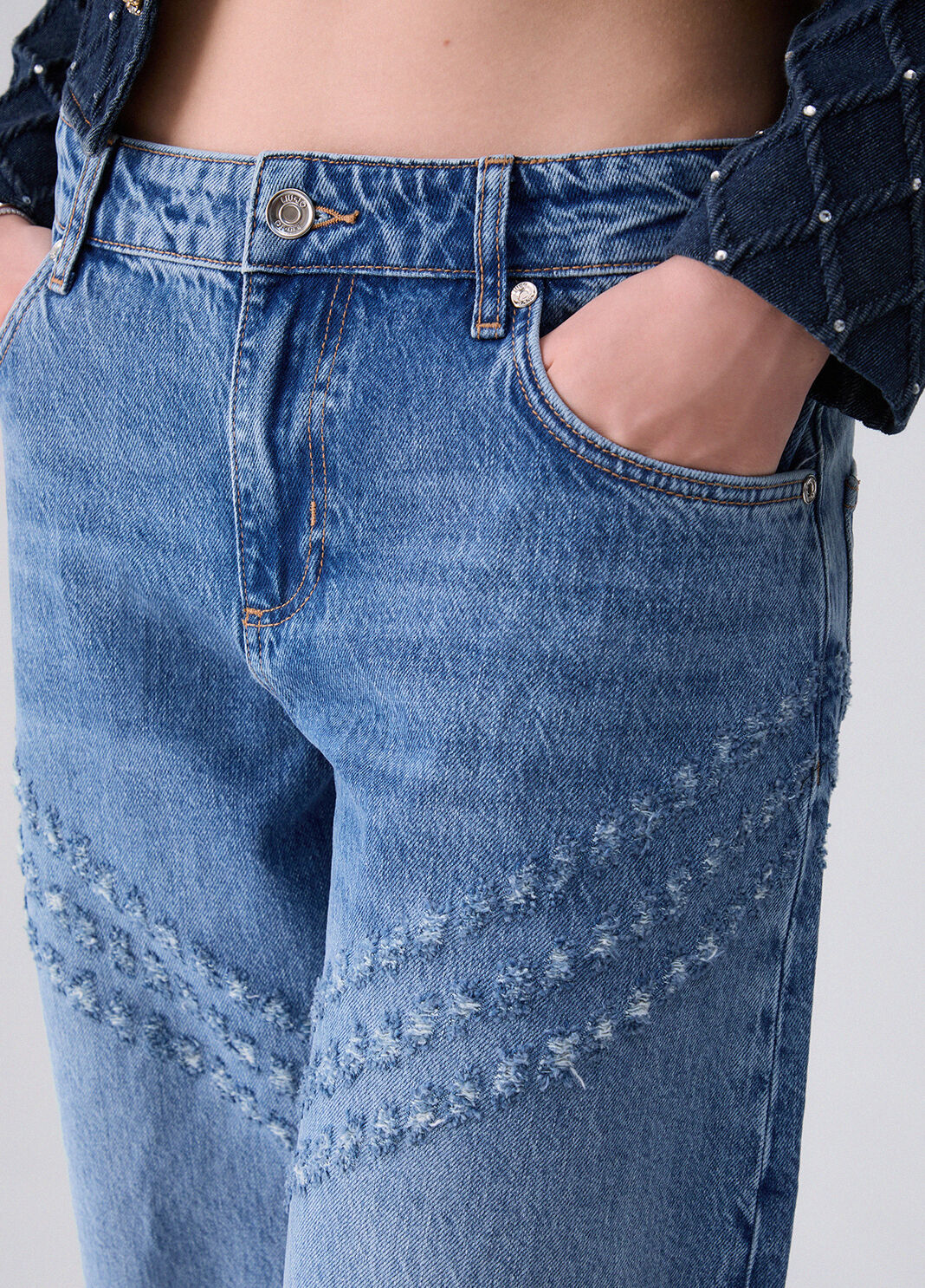 Flare-Jeans mit Details laserati denimblau Liu Jo - large image number 4