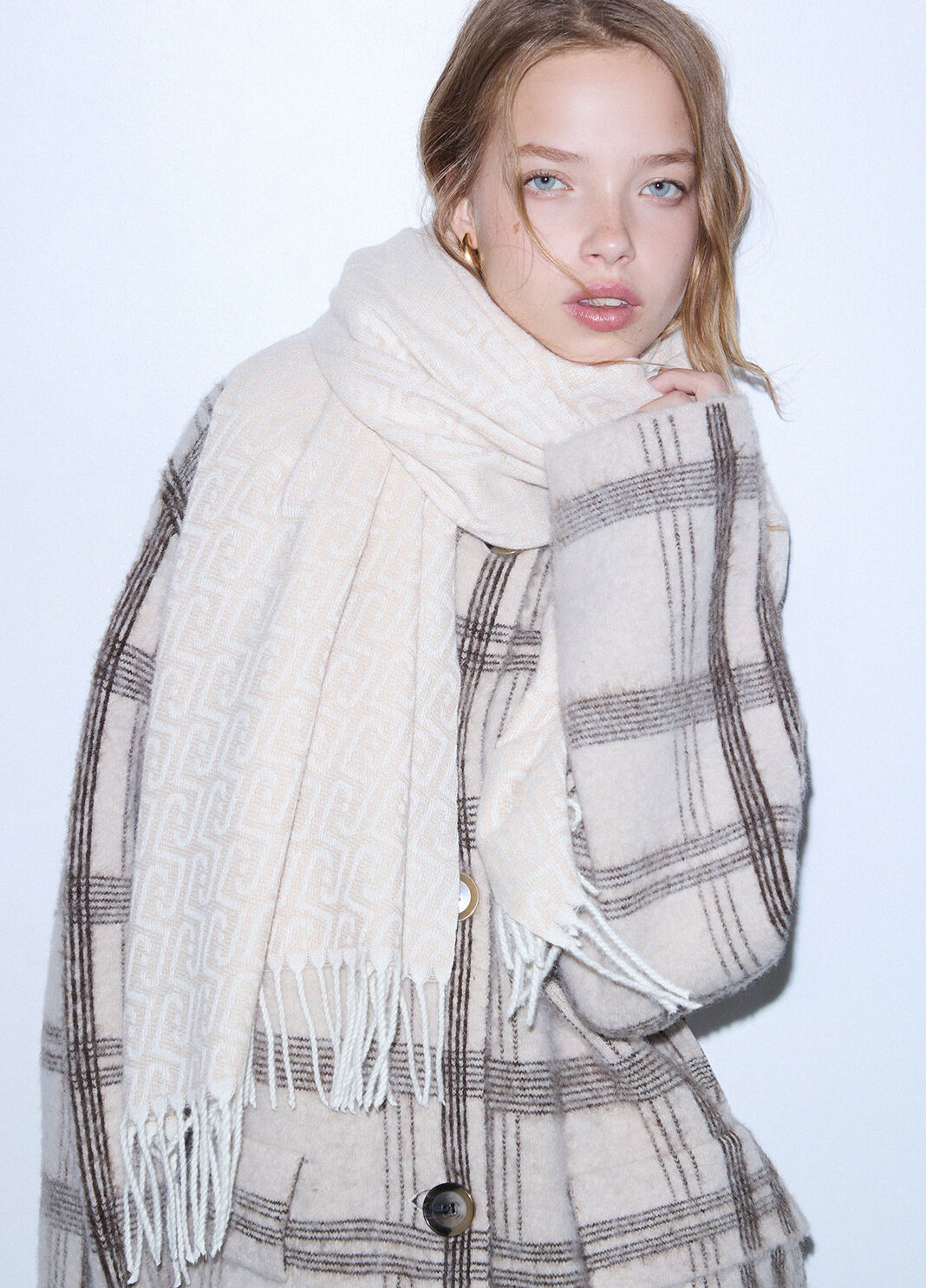 Stole with monogram logo beige Liu Jo - large image number 0