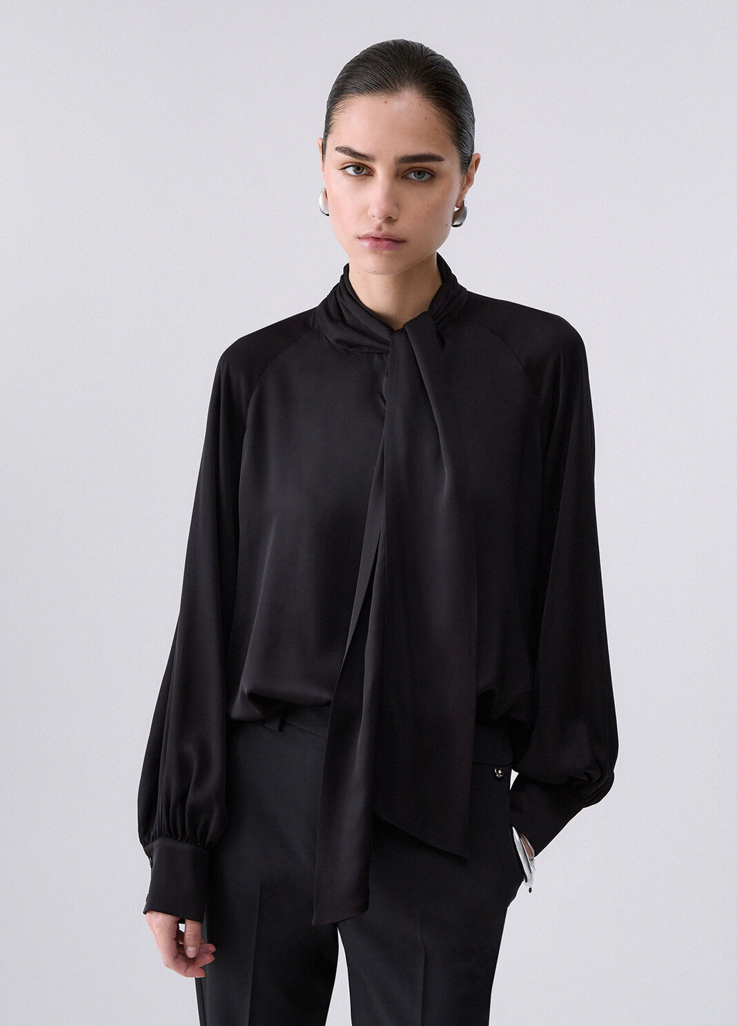 Bluse aus Satin mit Schleife schwarz Liu Jo - large image number 0