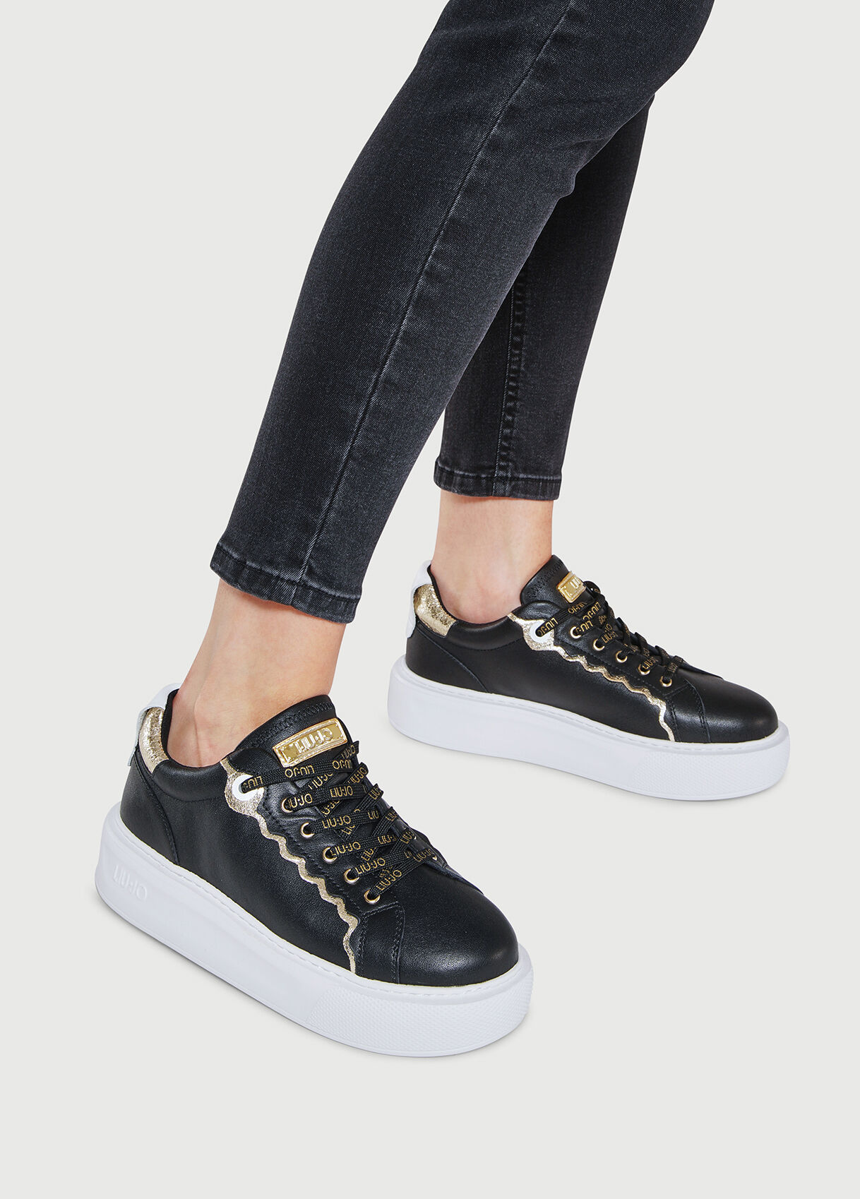 sneakers in black