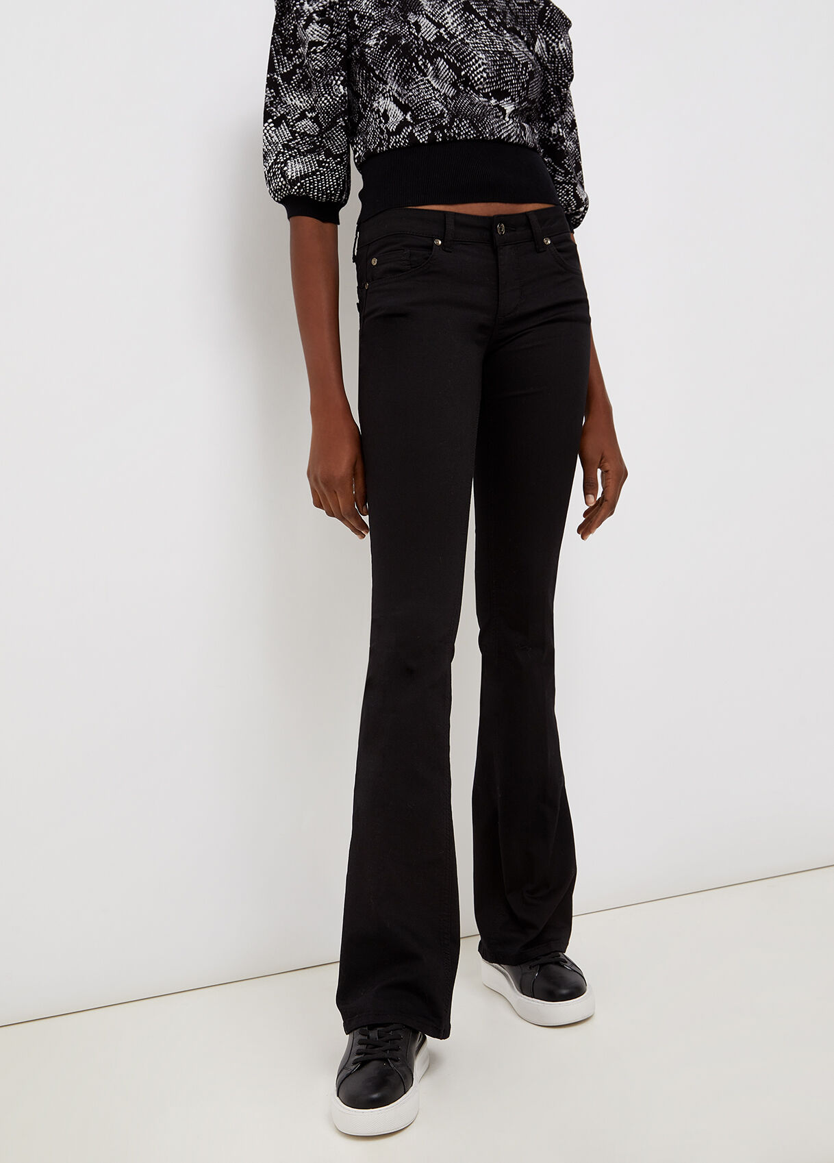 Pantaloni flare
