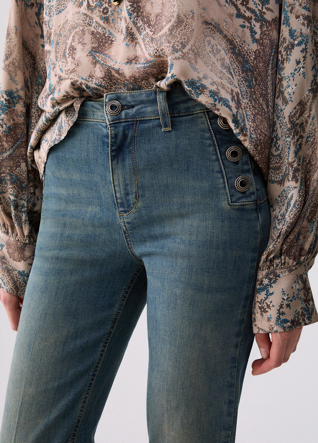 Flare-Jeans mit Schmuckkn&ouml;pfen denimblau Liu Jo - large image number 4