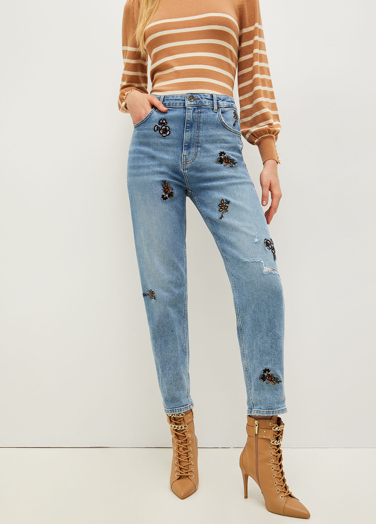 Boyfriend jeans with embroidery