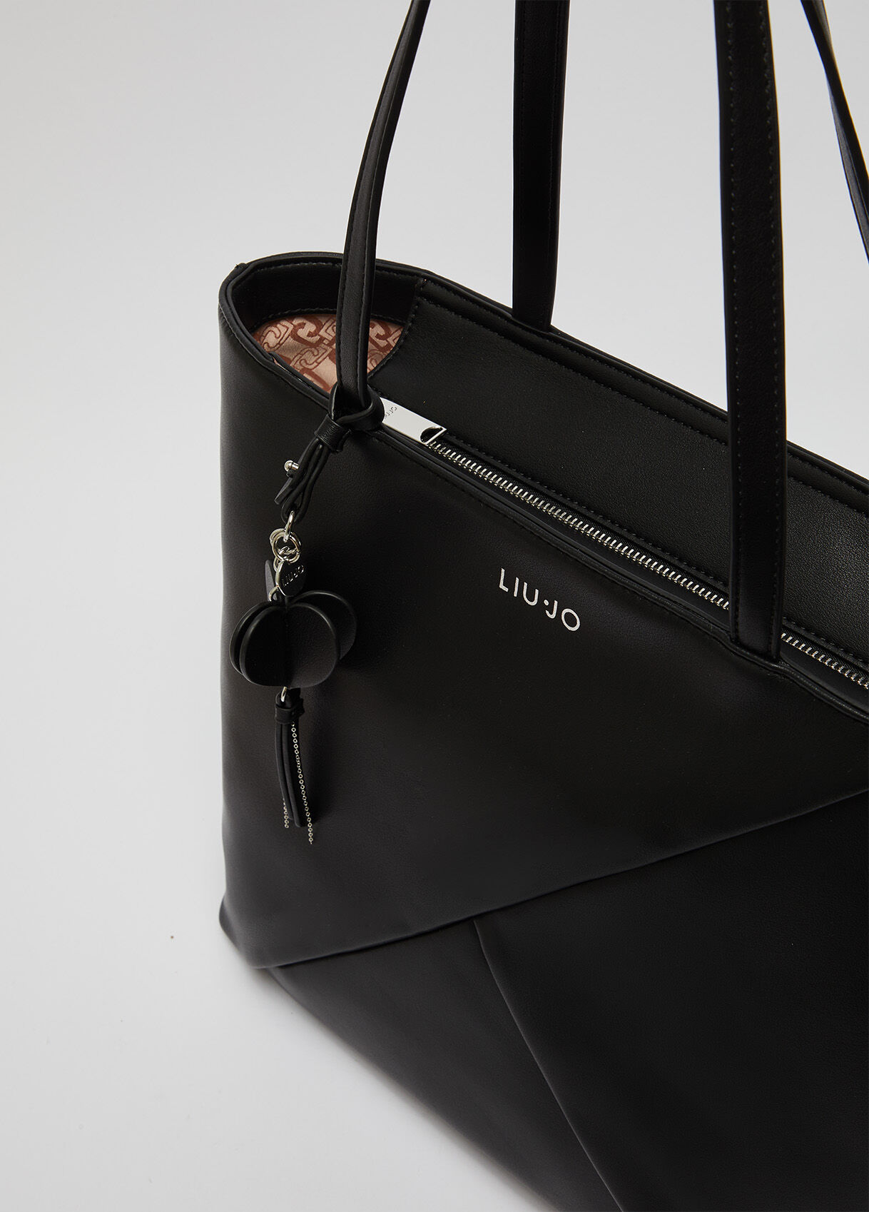 Shopping bag with charm