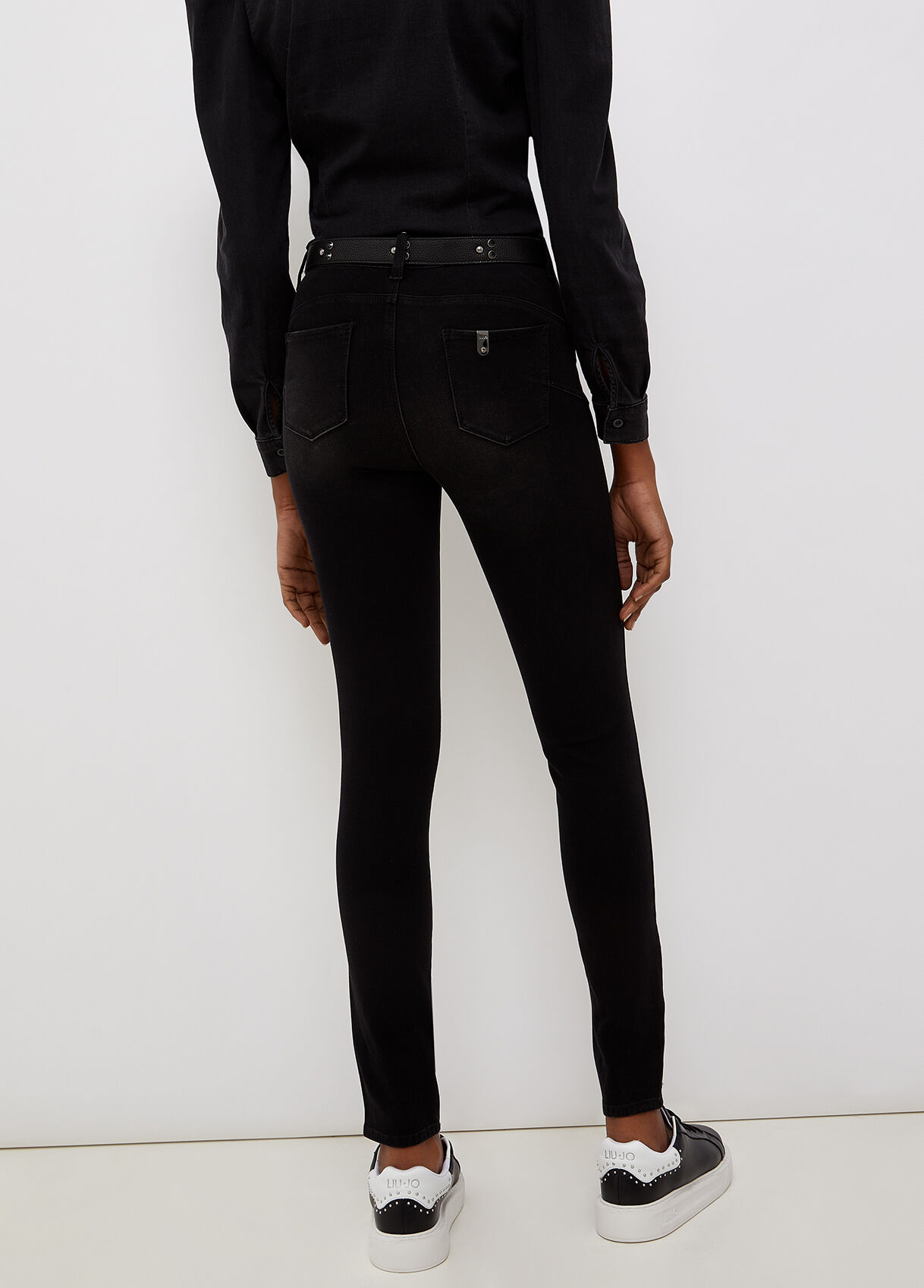 Amazing Fit high-rise jeans