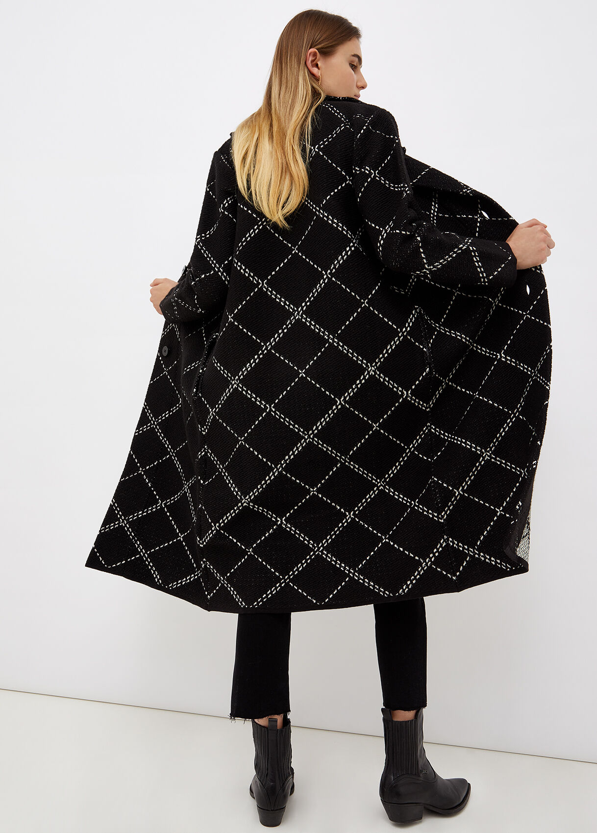 cappotto nero e bianco