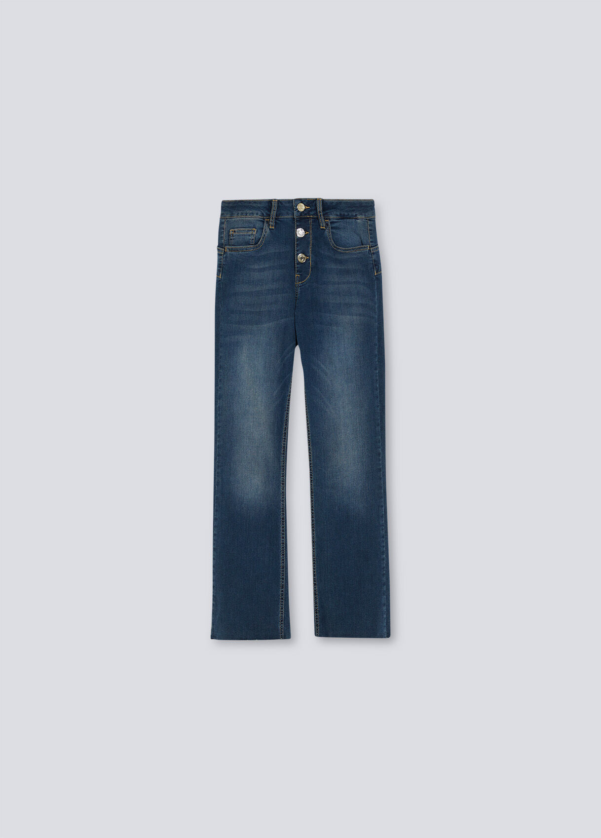 Cropped jeans with frayed edges