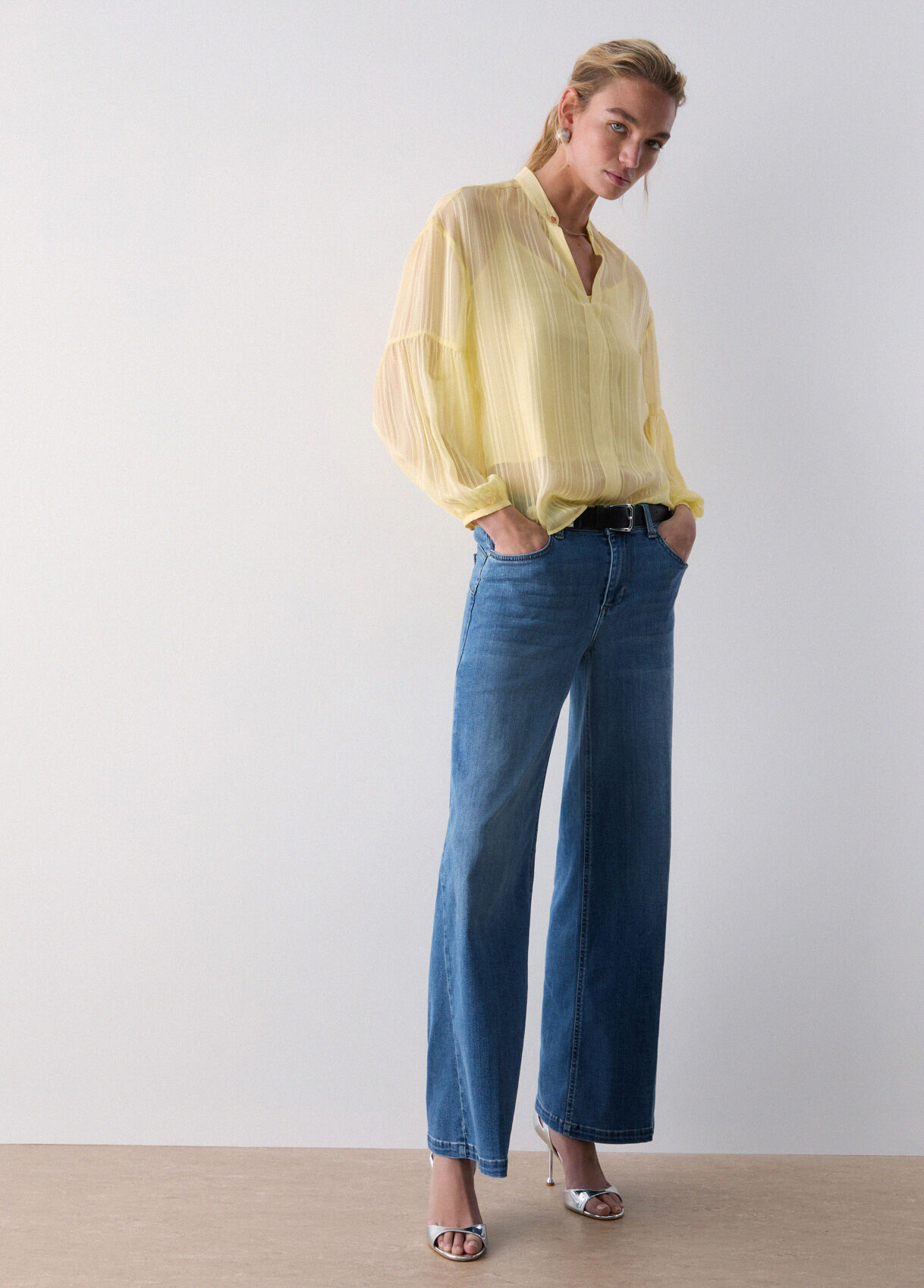 Blusa con catena gioiello