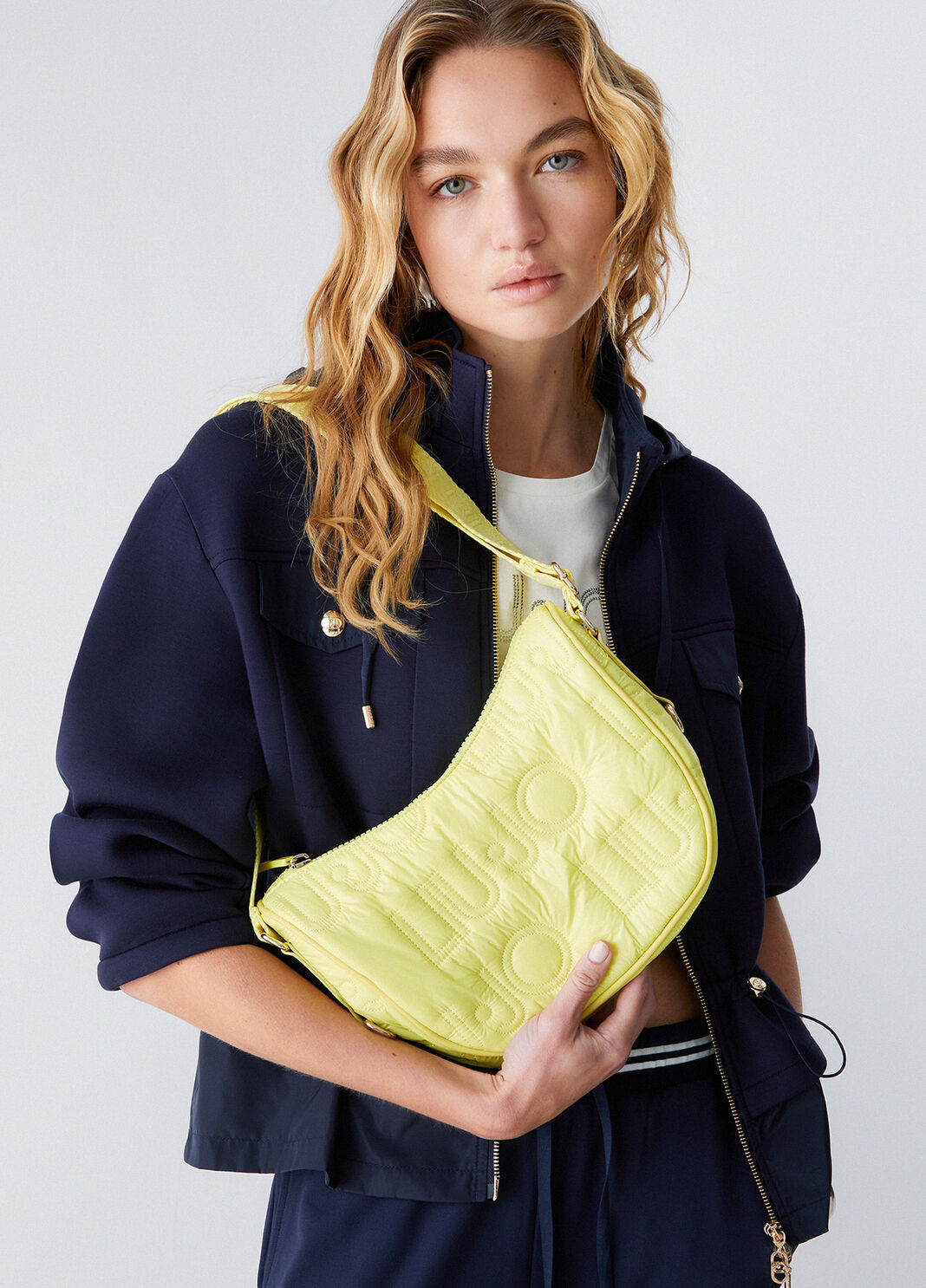 Sac &agrave; bandouli&egrave;re format moyen en nylon mat jaune Liu Jo - large image number 0