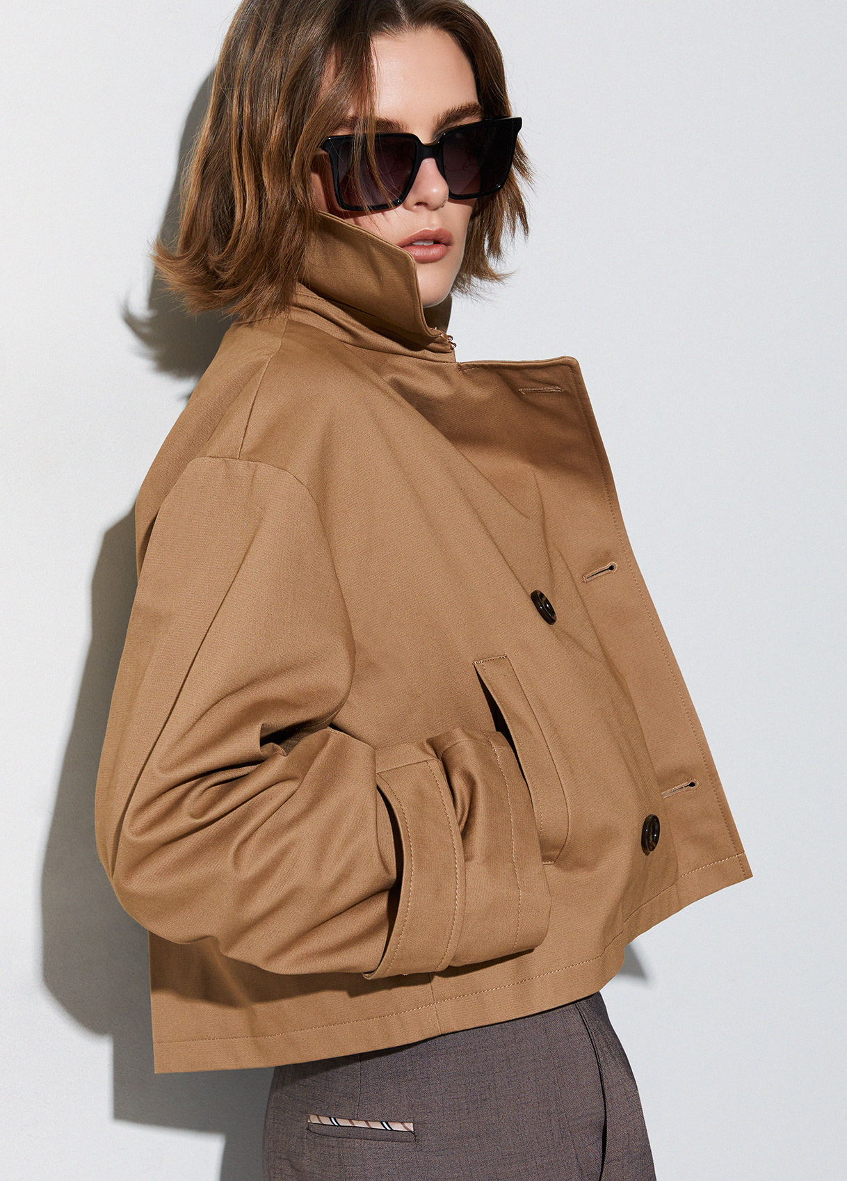 p*o様 Coated Cotton Gabardine Short Jacke Short gabardine trench coat colour brown | Liu Jo