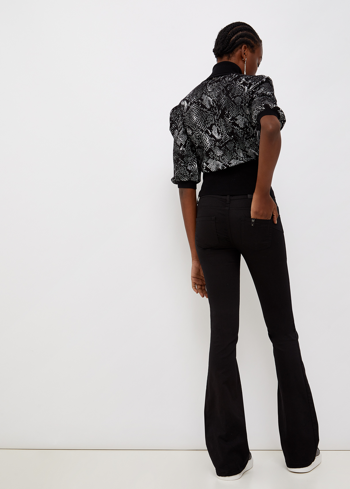 Pantaloni flare