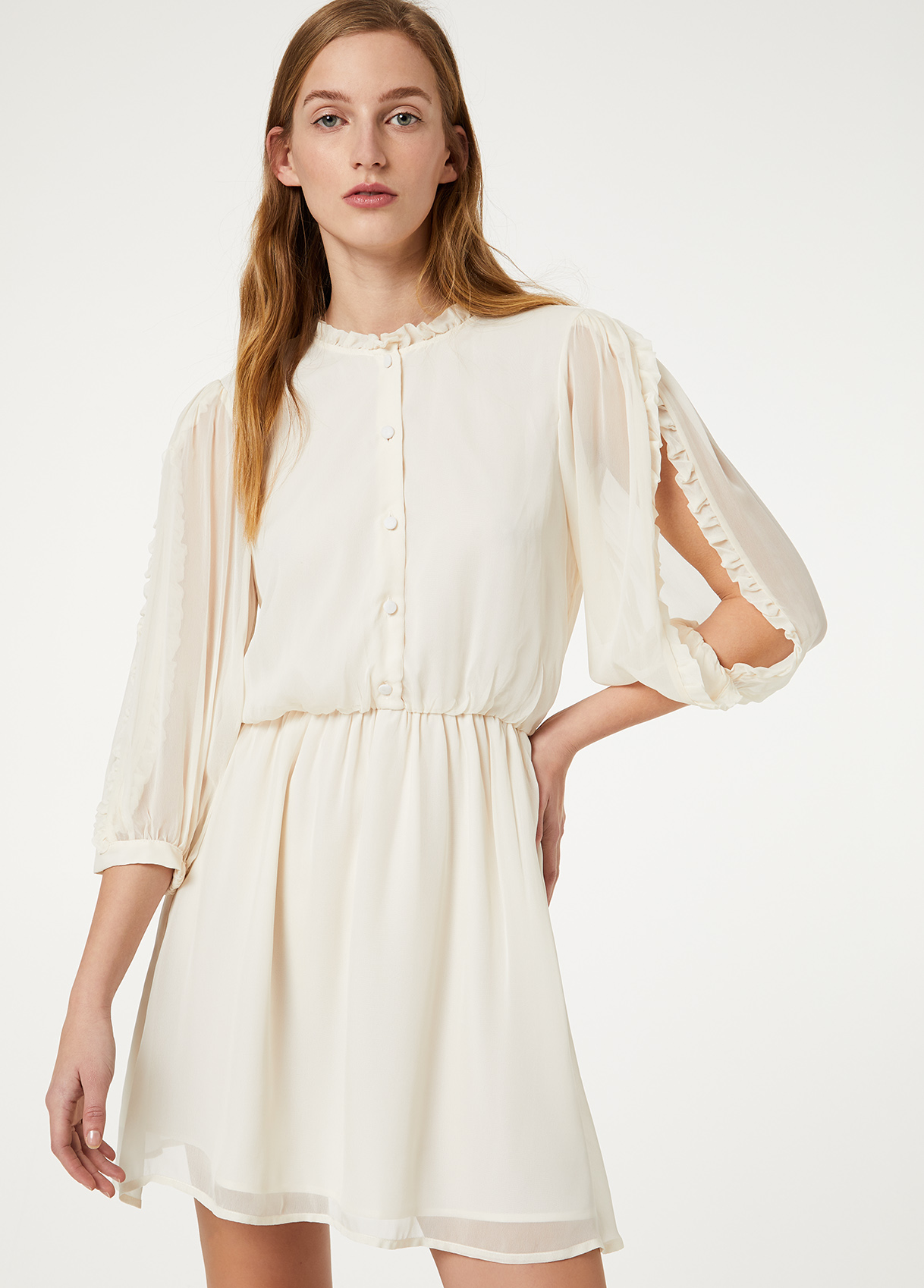 Kurzes Kleid mit kleinen Knöpfen