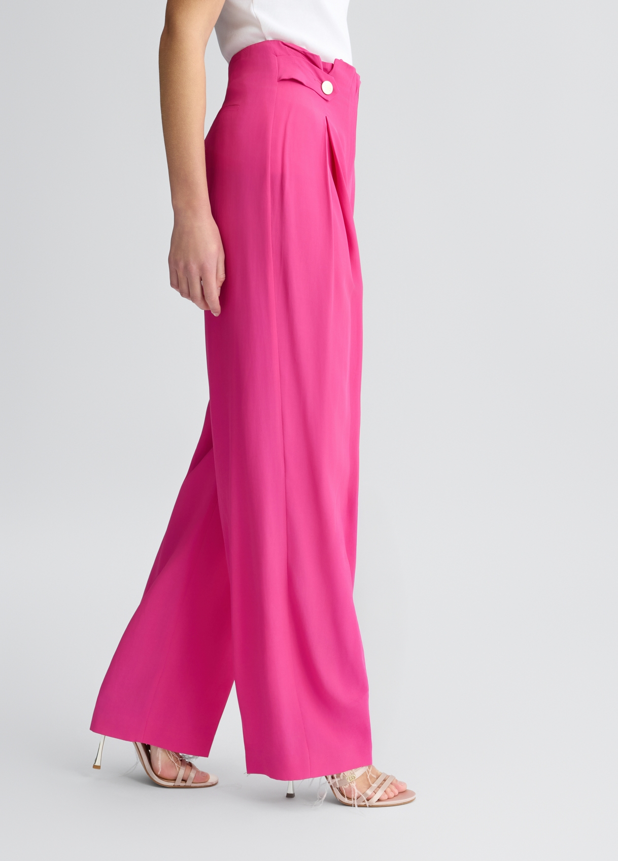High-waisted trousers with frogs