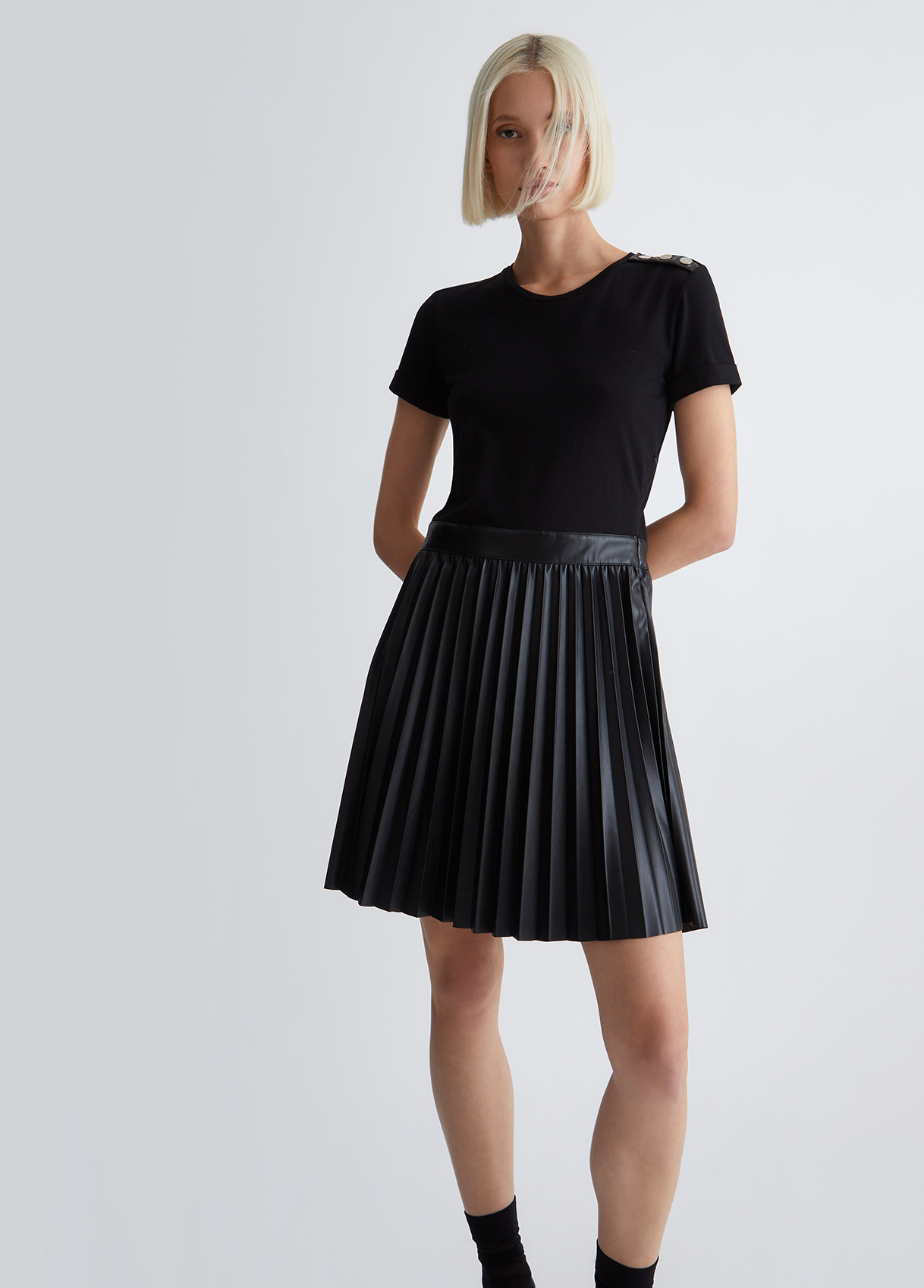 Liujo Robe Noire Avec Jupe Plissée